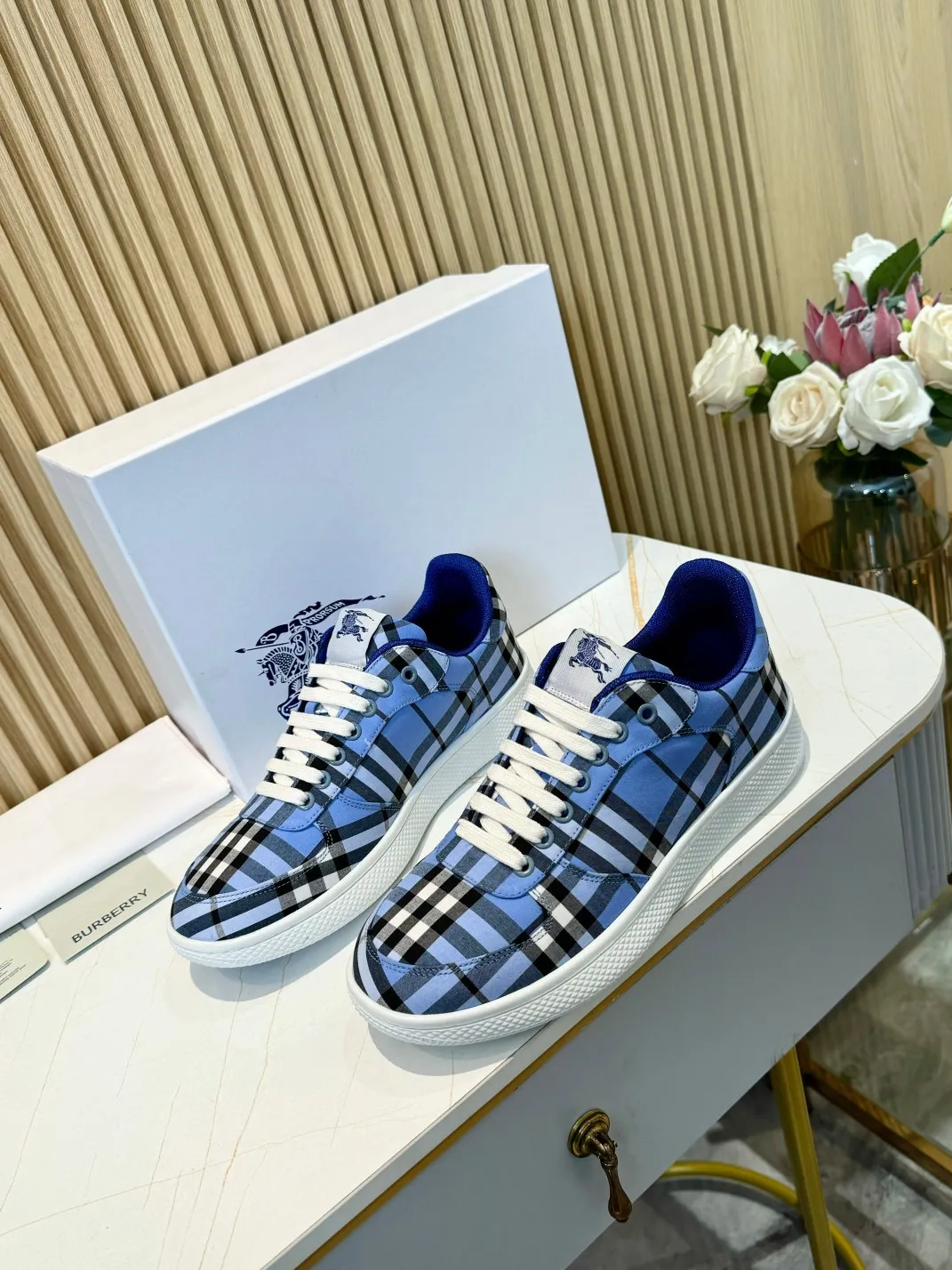 Men's men's shoes 💰560 Burberry's 2024 hot model is released. After three years, the classic plaid returns. It is versatile and decorated with worsted Burberry plaid pattern. Featuring a mesh lining and checkered laces, the rubber sole features the archive Burberry monogram. From Burberry's iconic collection, these wardrobe staples are interpreted with the brand's signature style.   ✅Fabric: classic cotton + silk cowhide ✅Lining: original board lining, silk cowhide lining ✅Outsole: TPU ✅Color: sky blue ✅Code number: men's 35-45 (35,45 customized)